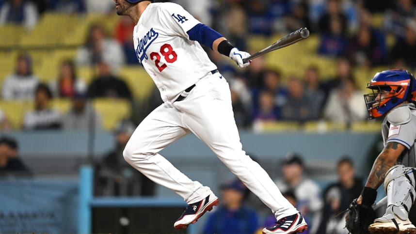 Los Angeles Dodgers left fielder J.D. Martinez (28) singles in a run in the eighth inning against the New York Mets at Dodger Stadium