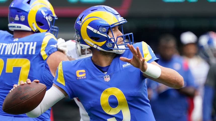 Los Angeles Rams quarterback Matthew Stafford (9) throws against the New York Giants in the 1st half at MetLife Stadium
