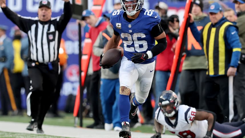 New York Giants running back Saquon Barkley (26) reacts after running the ball against Houston Texans linebacker Christian Kirksey (58) during the fourth quarter at MetLife Stadium