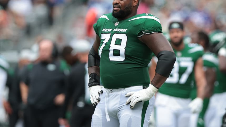 New York Jets guard Laken Tomlinson (78) looks on during an injury time out during the first half against the New York Giants at MetLife Stadium