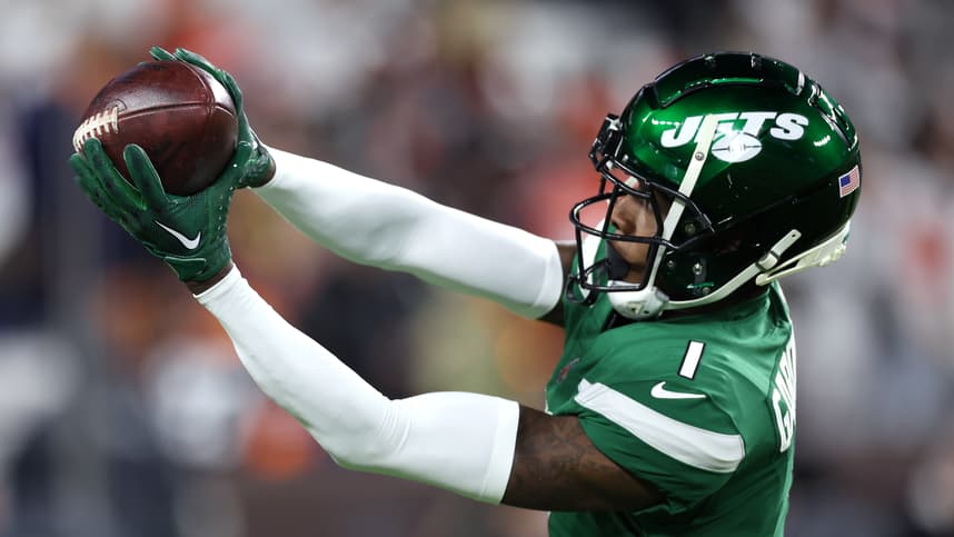 New York Jets cornerback Sauce Gardner (1) warms up before the game against the Cleveland Browns at Cleveland Browns Stadium