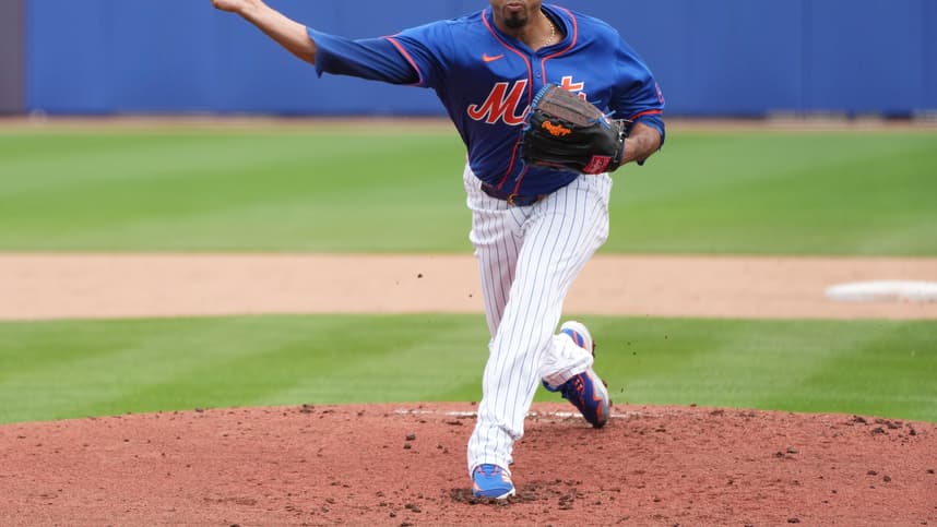 New York Mets relief pitcher Edwin Diaz (39) throws batting practice during workouts at spring training
