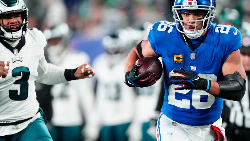 New York Giants running back Saquon Barkley (26) heads to the goal line in the second quarter past Philadelphia Eagles linebacker Nolan Smith