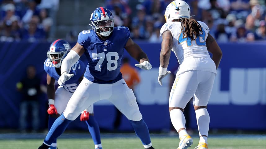 Andrew Thomas during a New York Giants game against the Chargers