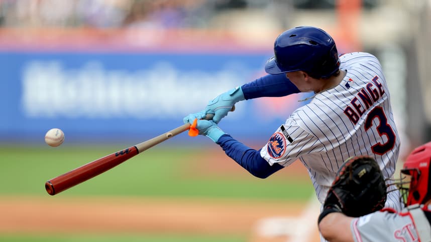 Carson Benge hitting a single for the Mets against the Reds