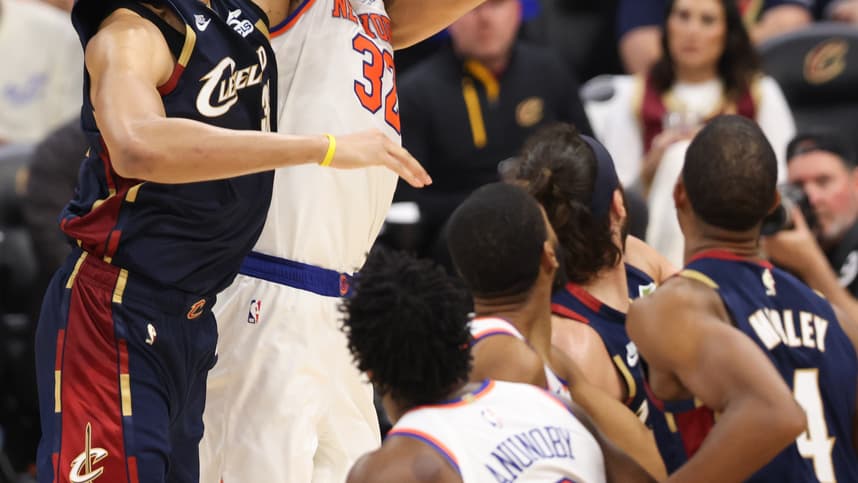 Karl-Anthony Towns shoots for the Knicks against the Cavaliers