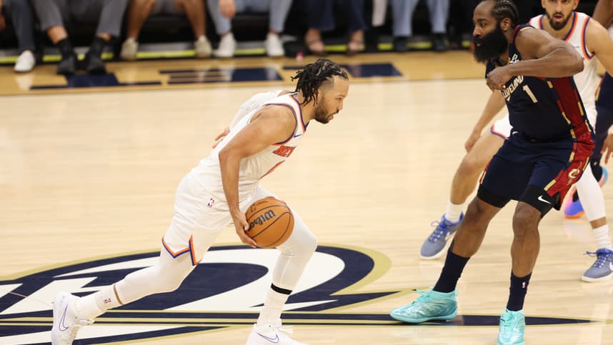 Jalen Brunson handles the ball for the Knicks against the Cavaliers