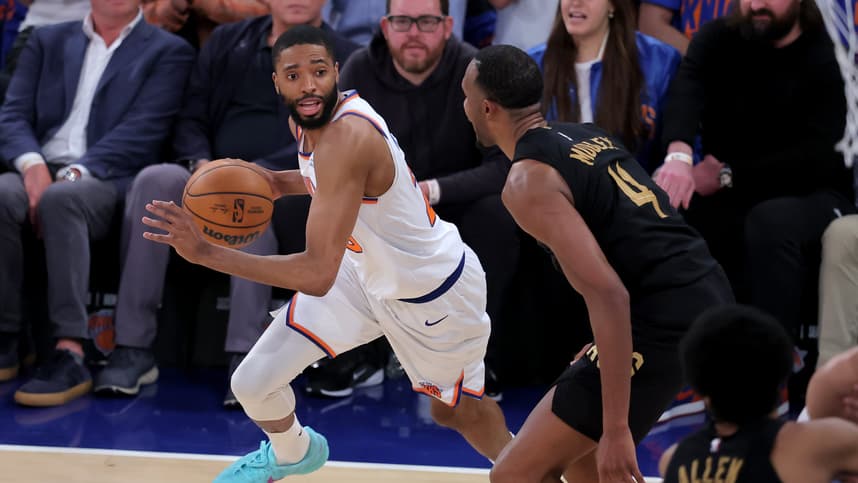 Mikal Bridges controlling the ball for the Knicks