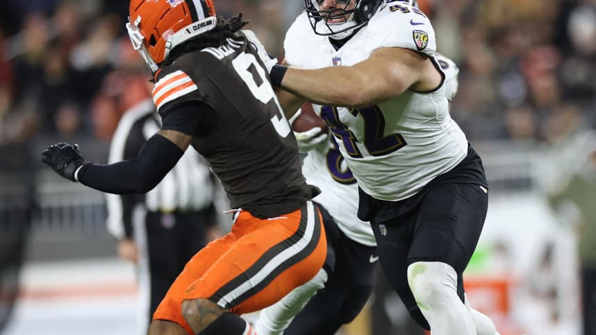 Patrick Ricard blocks a defender during a Ravens game