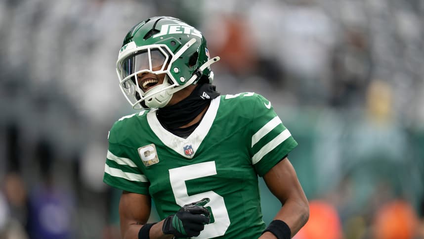 Garrett Wilson warms up before a Jets game at MetLife Stadium