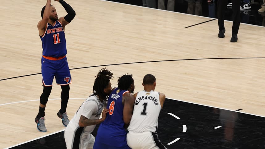 Jalen Brunson shoots the go-ahead free throw for the Knicks against the Spurs in Game 2