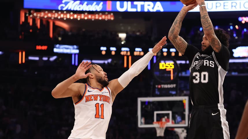 Jalen Brunson attacking the basket for the Knicks