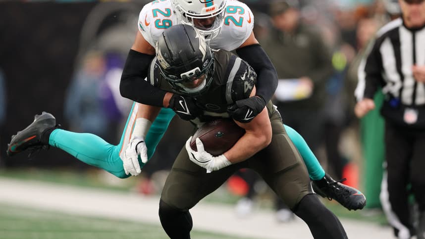 Minkah Fitzpatrick makes a tackle during a Dolphins game against the Jets