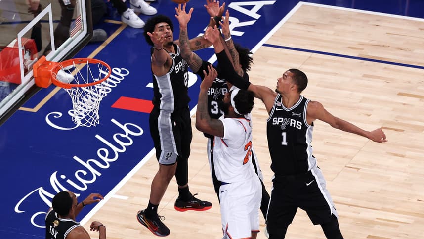 Mitchell Robinson playing for the Knicks near the basket