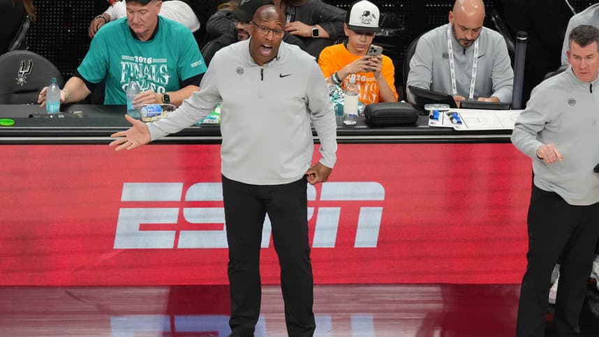 Mike Brown reacts during Knicks-Spurs NBA Finals action