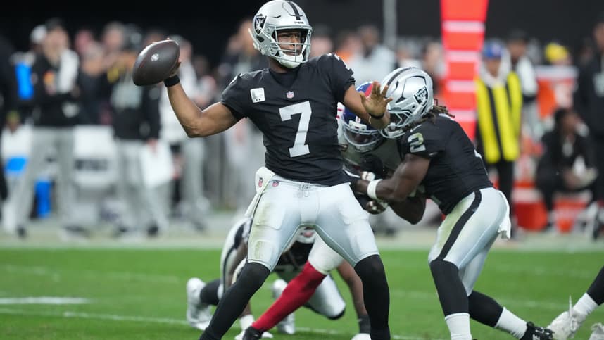 Geno Smith throws a pass during a Raiders game against the Giants