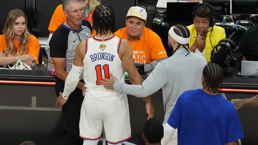 Jalen Brunson reacts toward a fan during Knicks-Spurs Game 1