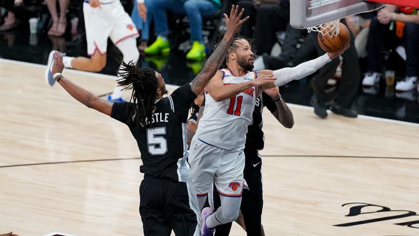 Jalen Brunson drives to the basket against the Spurs in Game 1