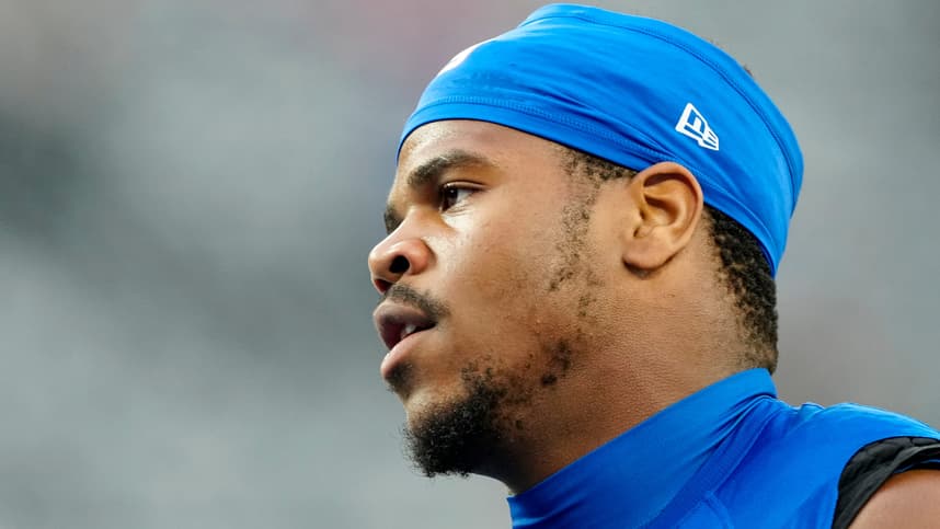 Abdul Carter warming up during Giants practice