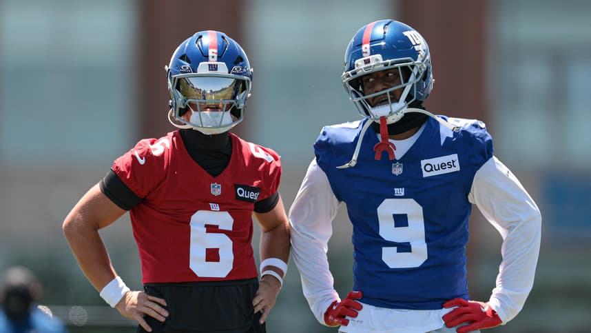 Isaiah Likely talks with Jaxson Dart during Giants OTAs