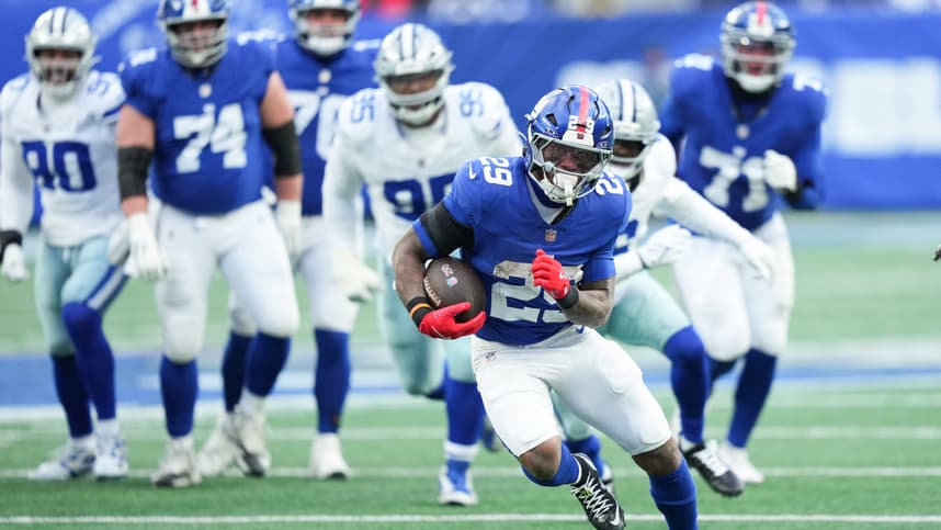 Tyrone Tracy runs for the Giants against the Cowboys