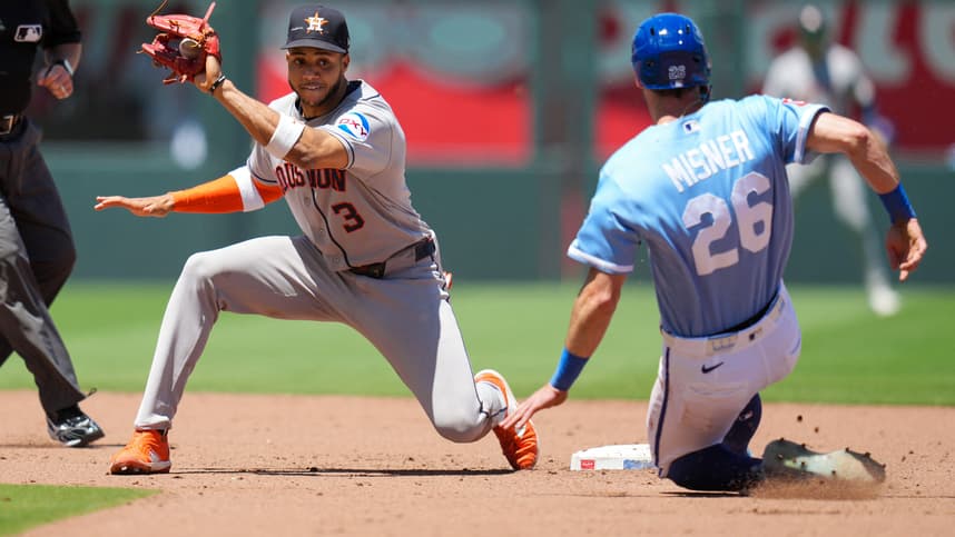 Jeremy Peña fielding at shortstop against the Yankees