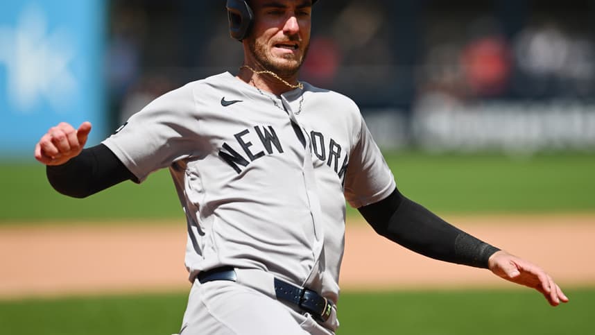 Cody Bellinger stealing third base for the Yankees