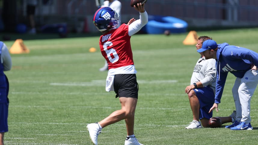 Jaxson Dart passing during Giants minicamp practice