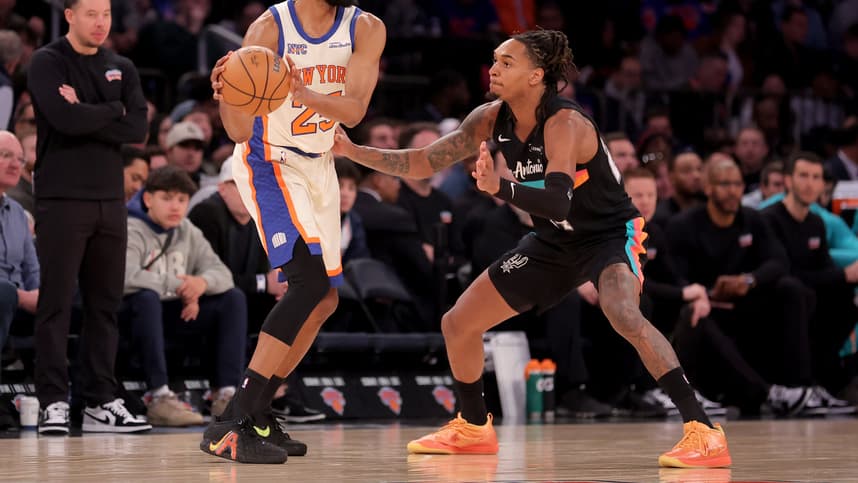 Mikal Bridges controls the ball for the Knicks against the Spurs