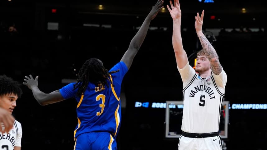 Tyler Nickel attempting a shot before joining the Knicks