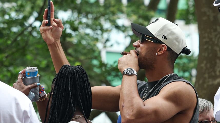 Josh Hart speaking to Knicks fans during the parade