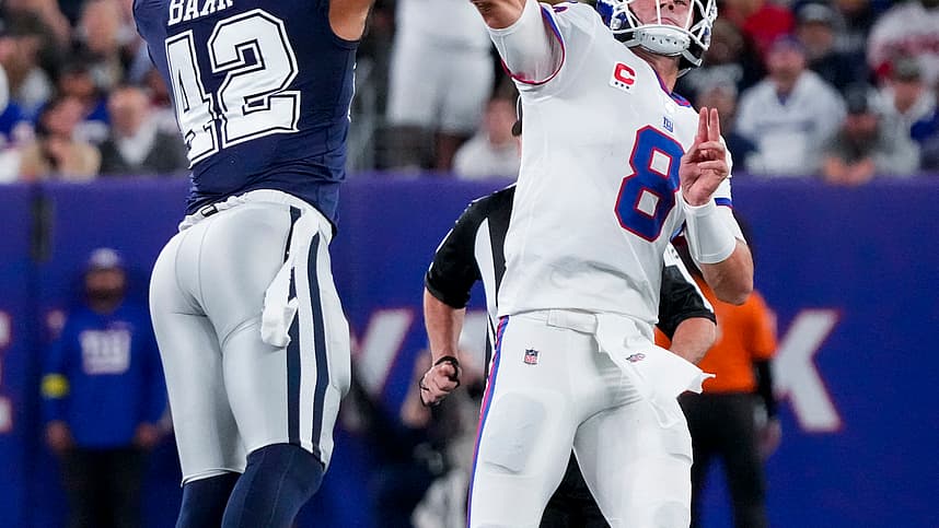 New York Giants quarterback Daniel Jones (8) throws over Dallas Cowboys linebacker Anthony Barr