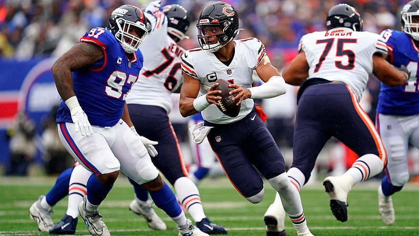 Chicago Bears quarterback Justin Fields (1) scrambles against the New York Giants in the second half. The Giants defeat the Bears, 20-12, at MetLife Stadium on Sunday, Oct. 2, 2022, in East Rutherford.