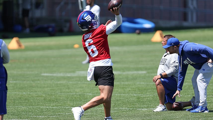 Jaxson Dart throwing a pass during Giants minicamp