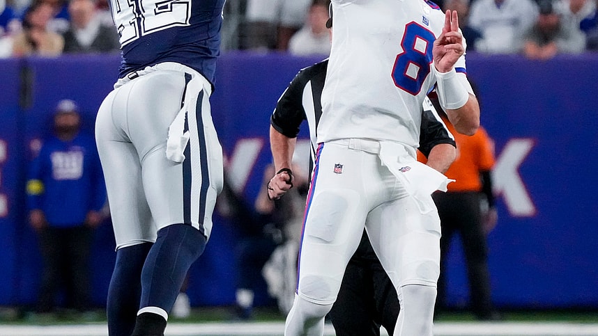 New York Giants quarterback Daniel Jones (8) throws over Dallas Cowboys linebacker Anthony Barr