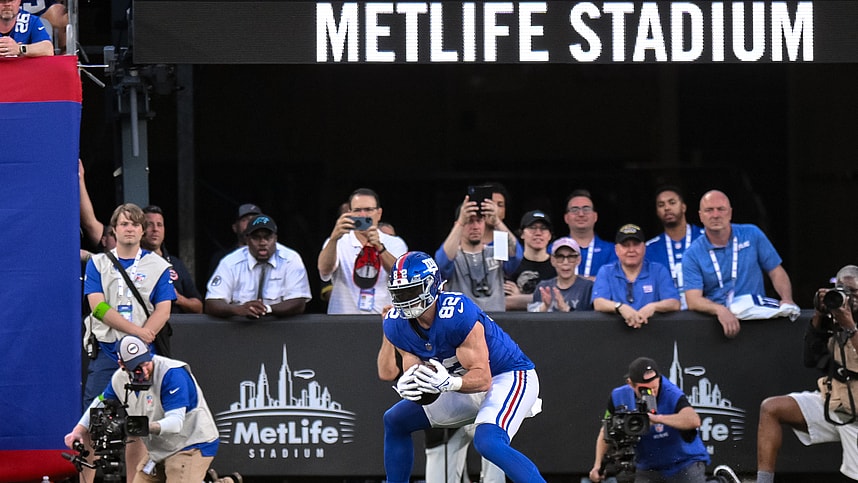 New York Giants tight end Daniel Bellinger (82) catches a touchdown pass against the Carolina Panthers during the first quarter at MetLife Stadium