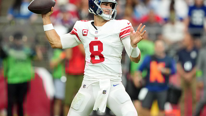 New York Giants quarterback Daniel Jones (8) passes against the Arizona Cardinals during the first half at State Farm Stadium.