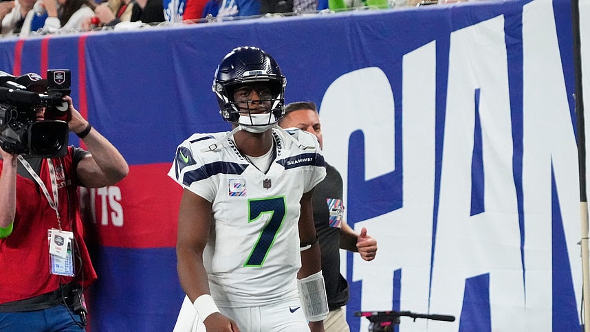 Seattle Seahawks quarterback Geno Smith (7) leaves the field during the second quarter headed for locker room at MetLife Stadium against the New York Giants