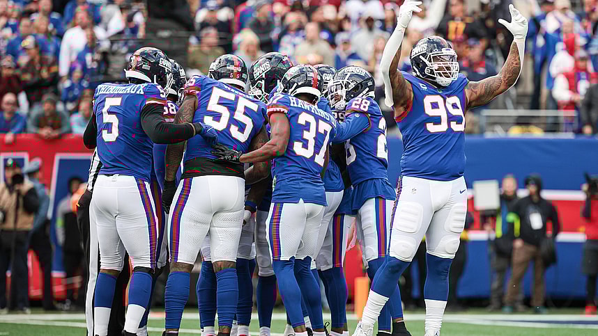 New York Giants defensive end Leonard Williams (99) gestures to the crowd before a fourth down during the fourth quarter against the Washington Commanders at MetLife Stadium