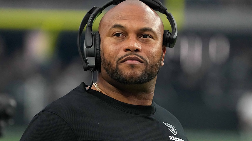 Las Vegas Raiders linebackers coach Antonio Pierce (Giants)