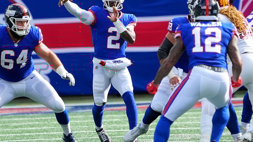 New York Giants quarterback Tyrod Taylor (2) throws complete to tight end Darren Waller (12) against the Commanders at MetLife Stadium