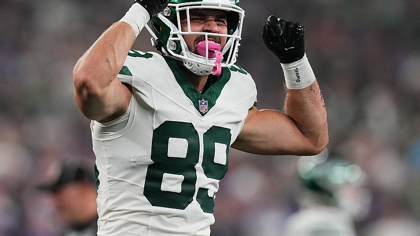 New York Jets tight end Jeremy Ruckert (89) gestures to the crowd in the second half. The Jets defeat the Bills in overtime, 22-16,