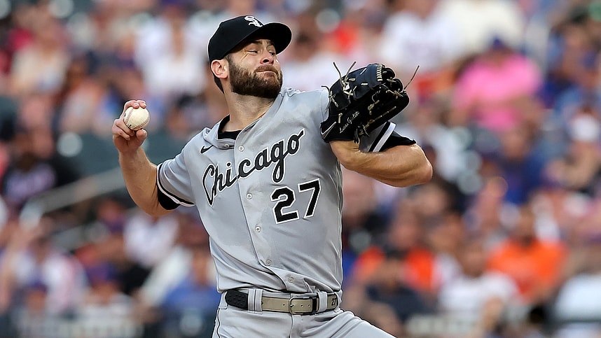 Chicago White Sox starting pitcher Lucas Giolito (27) pitches against the New York Mets during the first inning at Citi Field