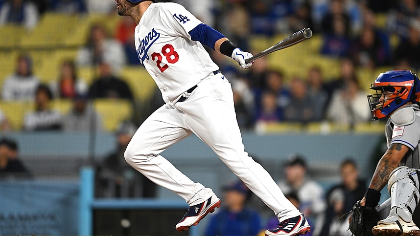 Los Angeles Dodgers left fielder J.D. Martinez (28) singles in a run in the eighth inning against the New York Mets at Dodger Stadium