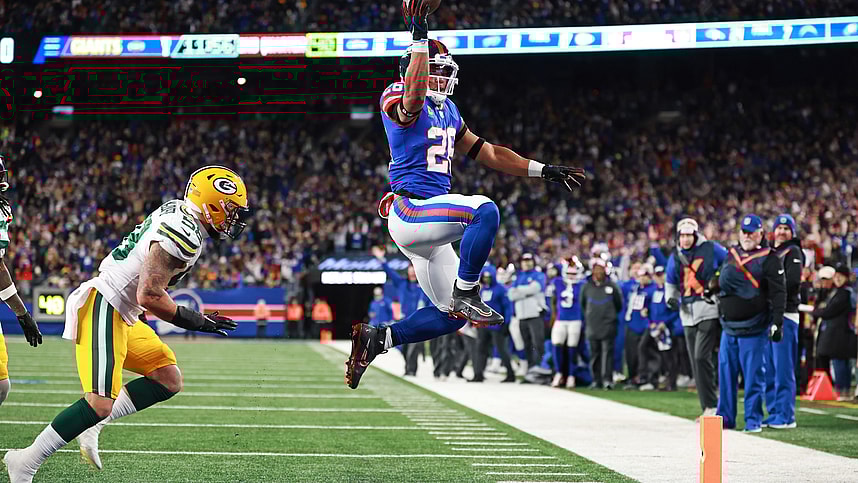 New York Giants running back Saquon Barkley (26) scores a touch down during the second quarter against the Green Bay Packers at MetLife Stadium