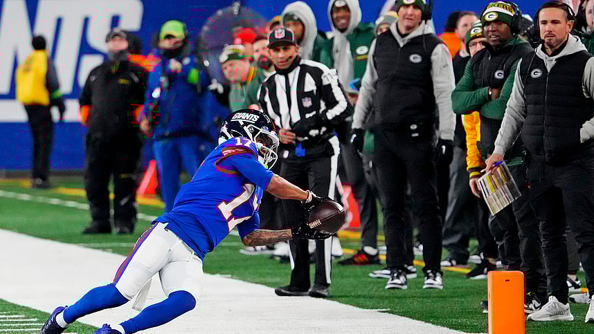 New York Giants wide receiver Wan'Dale Robinson (17) catches a pass on the sidelines during the second quarter against the Green Bay Packers at MetLife Stadium