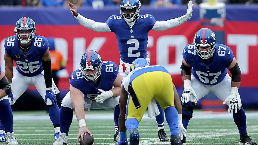 New York Giants quarterback Tyrod Taylor (2) signals at the line during the second quarter against the Los Angeles Rams at MetLife Stadium