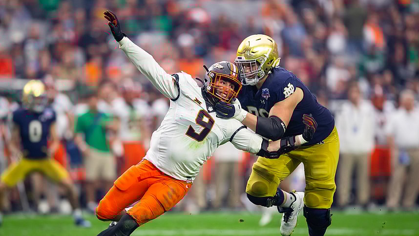 Notre Dame Fighting Irish offensive lineman Joe Alt (76) (New York Giants Prospect) defends against Oklahoma State Cowboys defensive end Brock Martin (9) in the 2022 Fiesta Bowl at State Farm Stadium