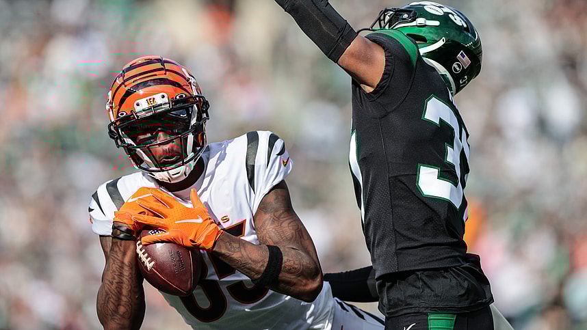 Cincinnati Bengals wide receiver Tee Higgins (85) catches the ball as New York Jets cornerback Bryce Hall (37) defends during the first half at MetLife Stadium