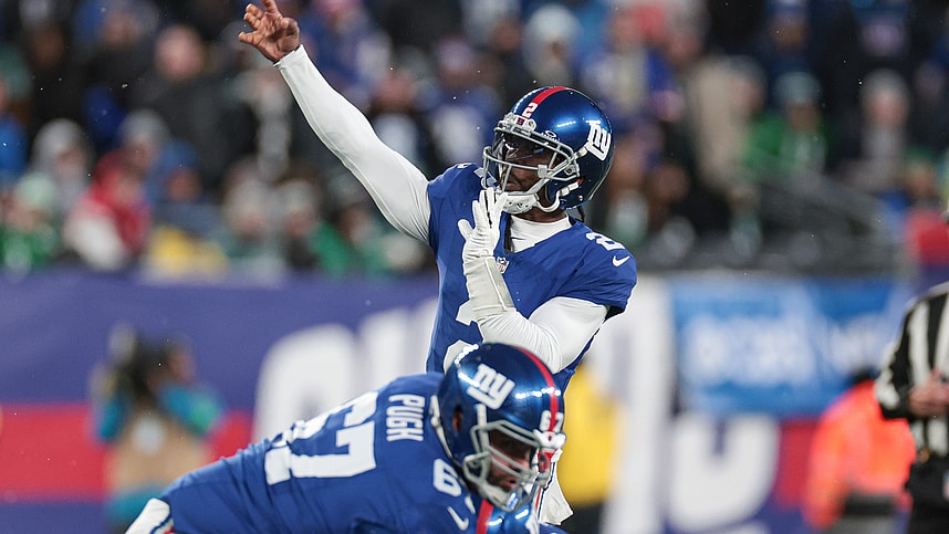 New York Giants quarterback Tyrod Taylor (2) throws the ball during the first quarter against the Philadelphia Eagles at MetLife Stadium